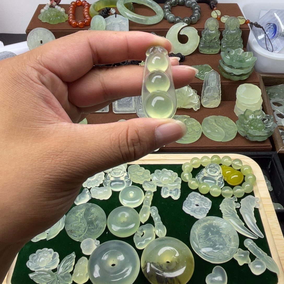 安***华未镶嵌蛇纹石玉颈饰