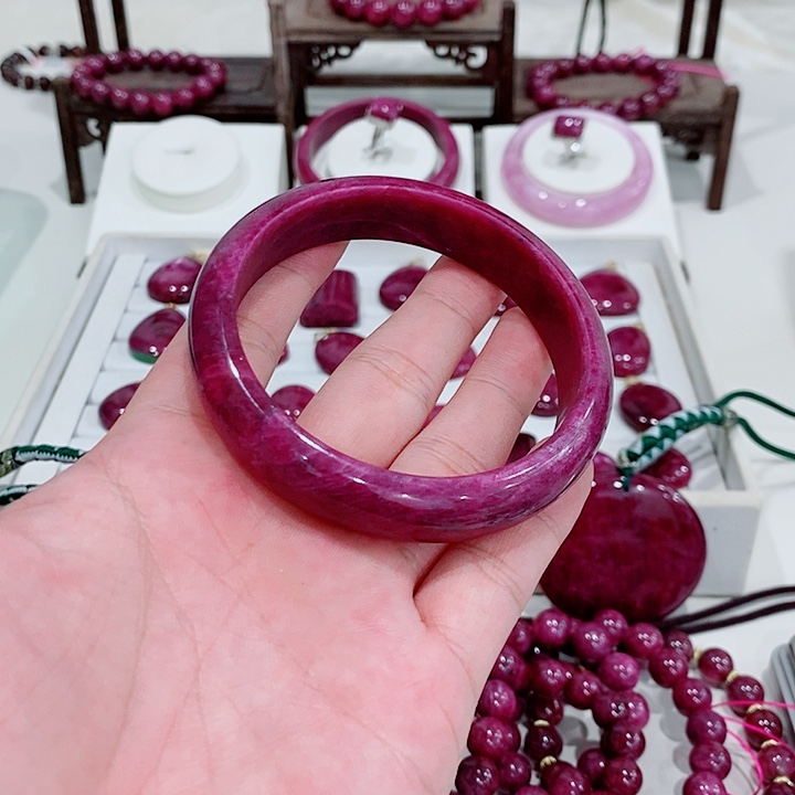 手镯未镶嵌红宝石