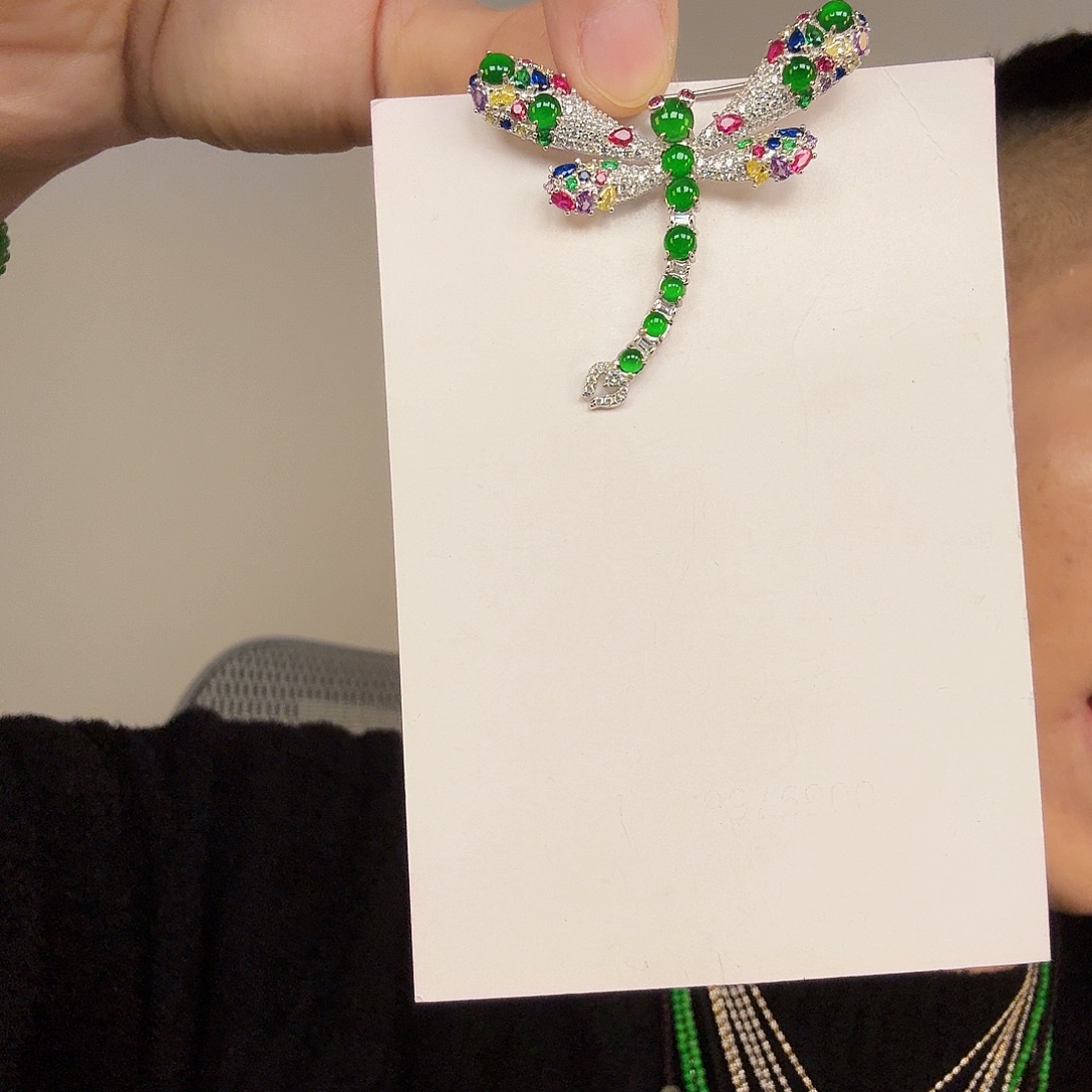 翡翠未镶嵌颈饰一件