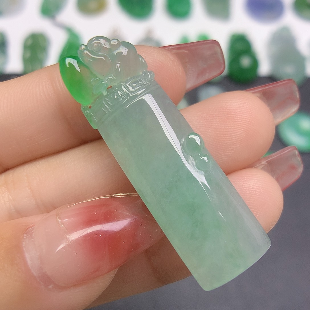 翡翠颈饰未镶嵌无事牌