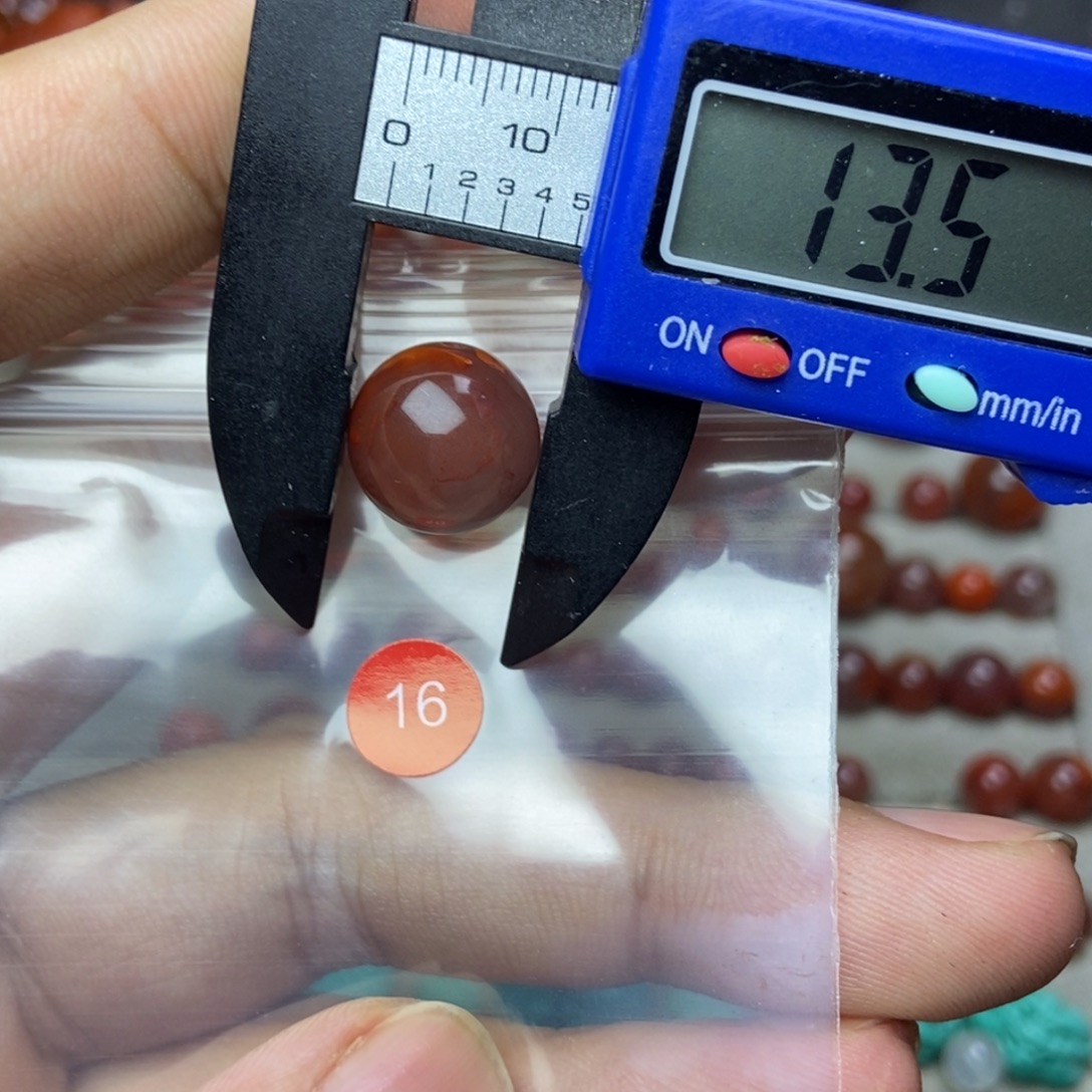 南红玛瑙未镶嵌有瑕疵