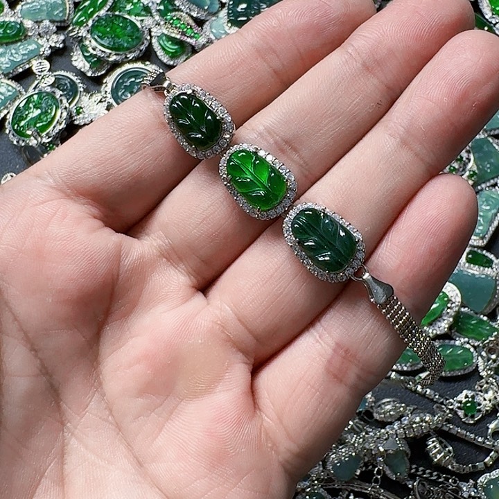 翡翠颈饰未镶嵌天然A货翡翠放漏