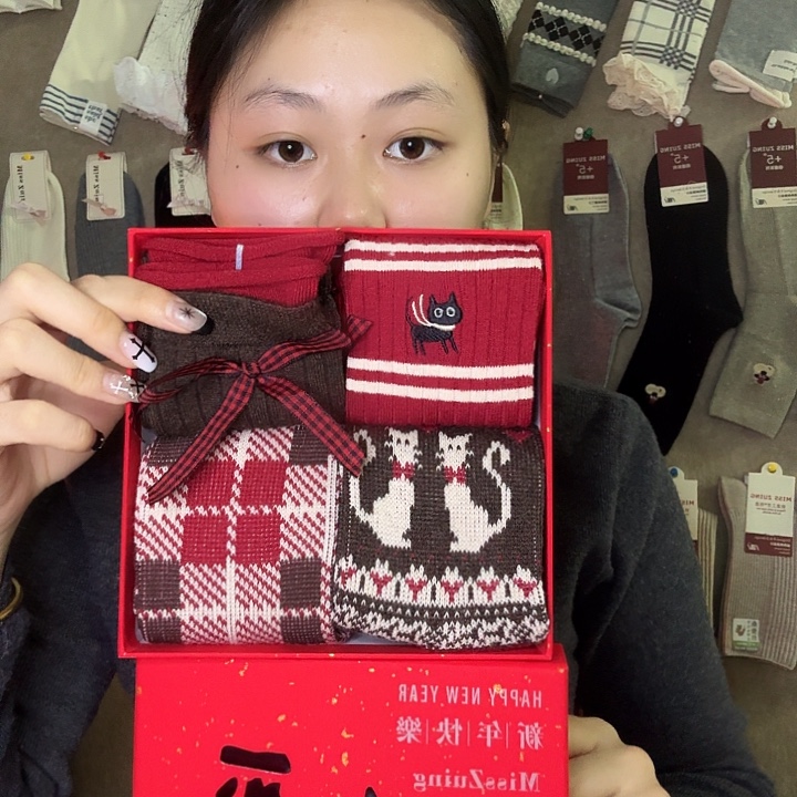 聚酯纤维氨纶绵羊毛腈纶锦纶刺绣饰品羊毛礼盒袜