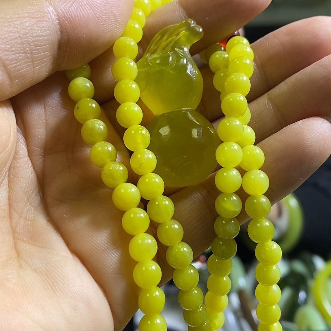 岫玉未镶嵌颈饰一个