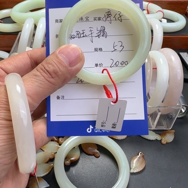 和田玉手镯未镶嵌婷**?