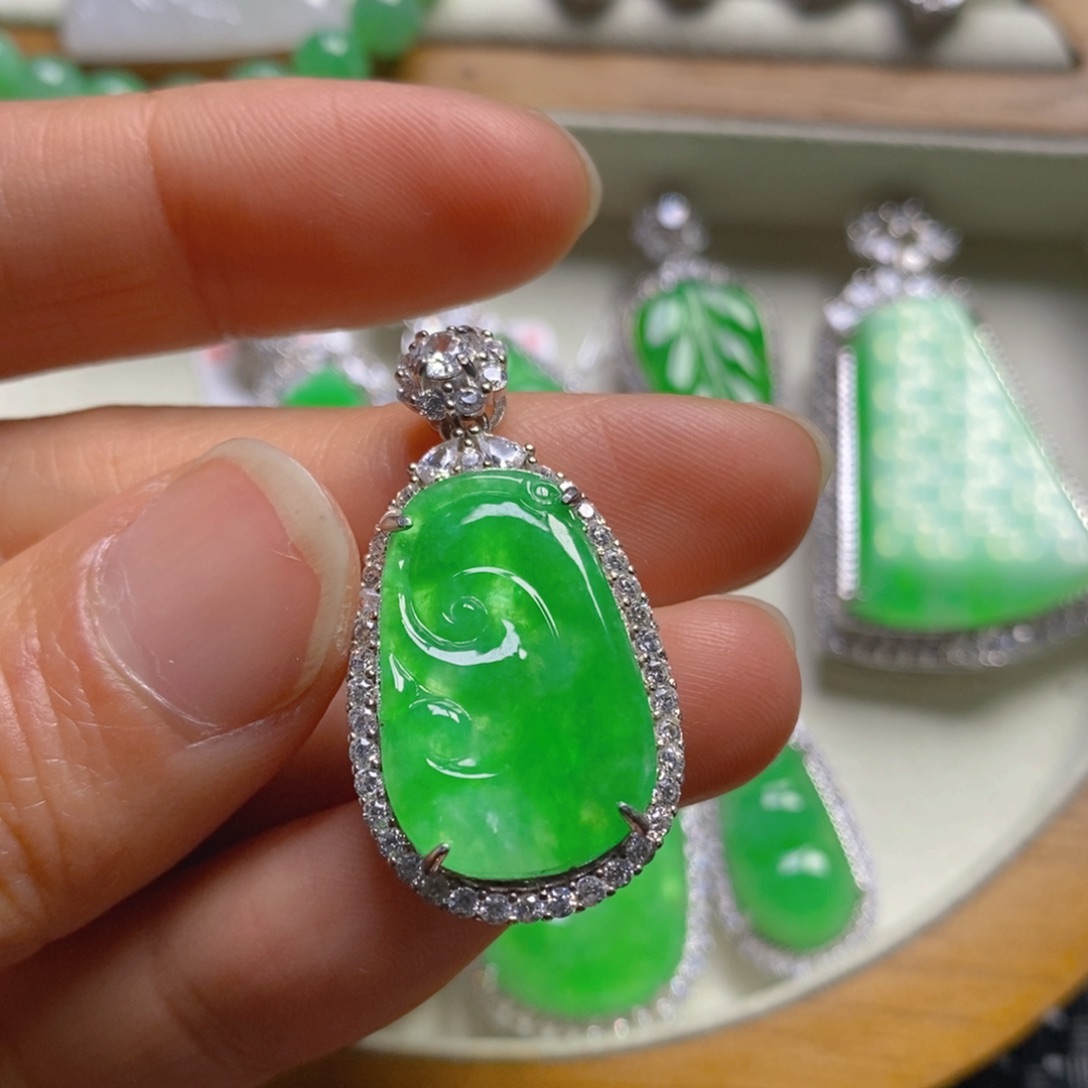 翡翠颈饰银S925镶嵌人****?如意吊坠