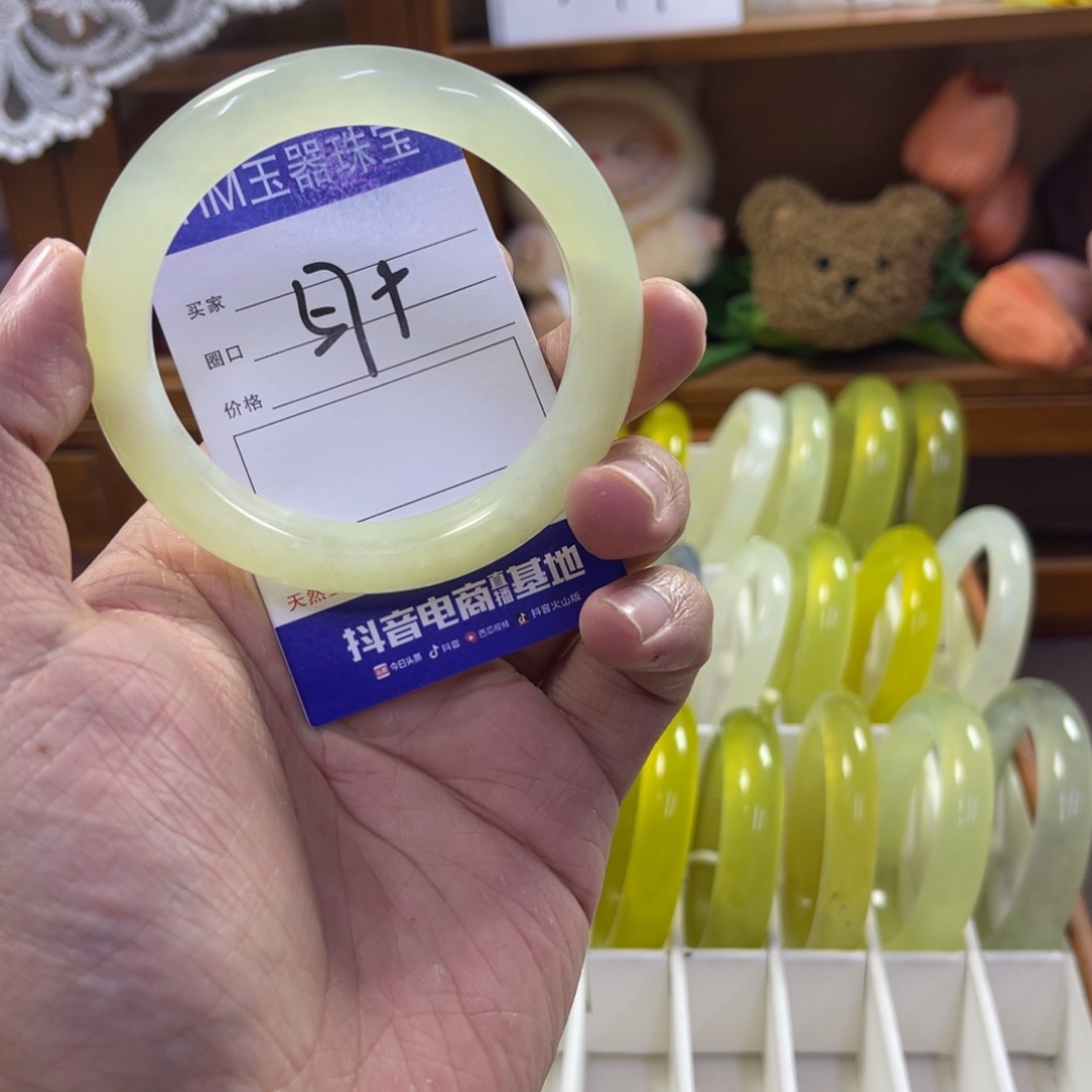 蛇纹石玉未镶嵌手镯185