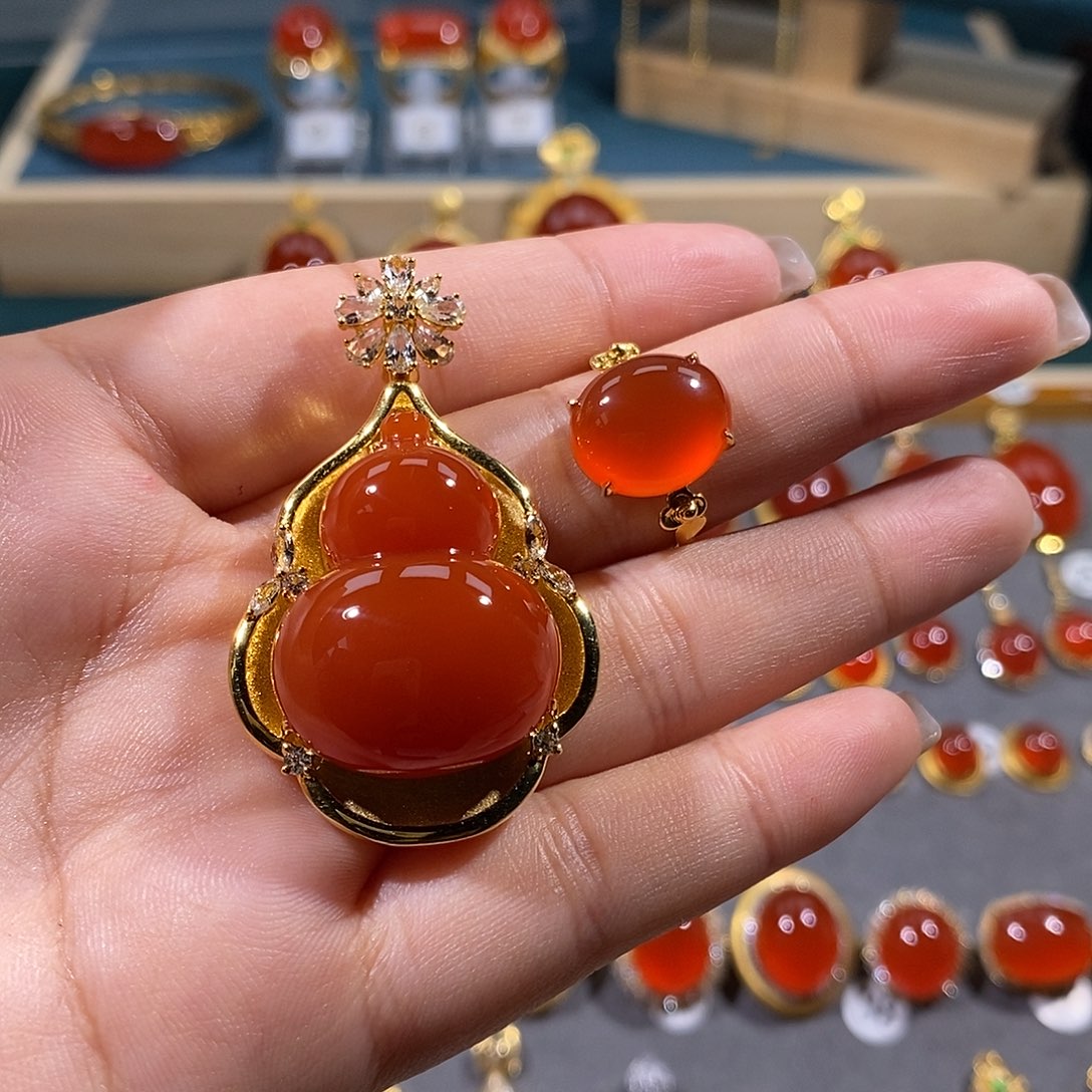 南红玛瑙颈饰18K金镶嵌小*亮