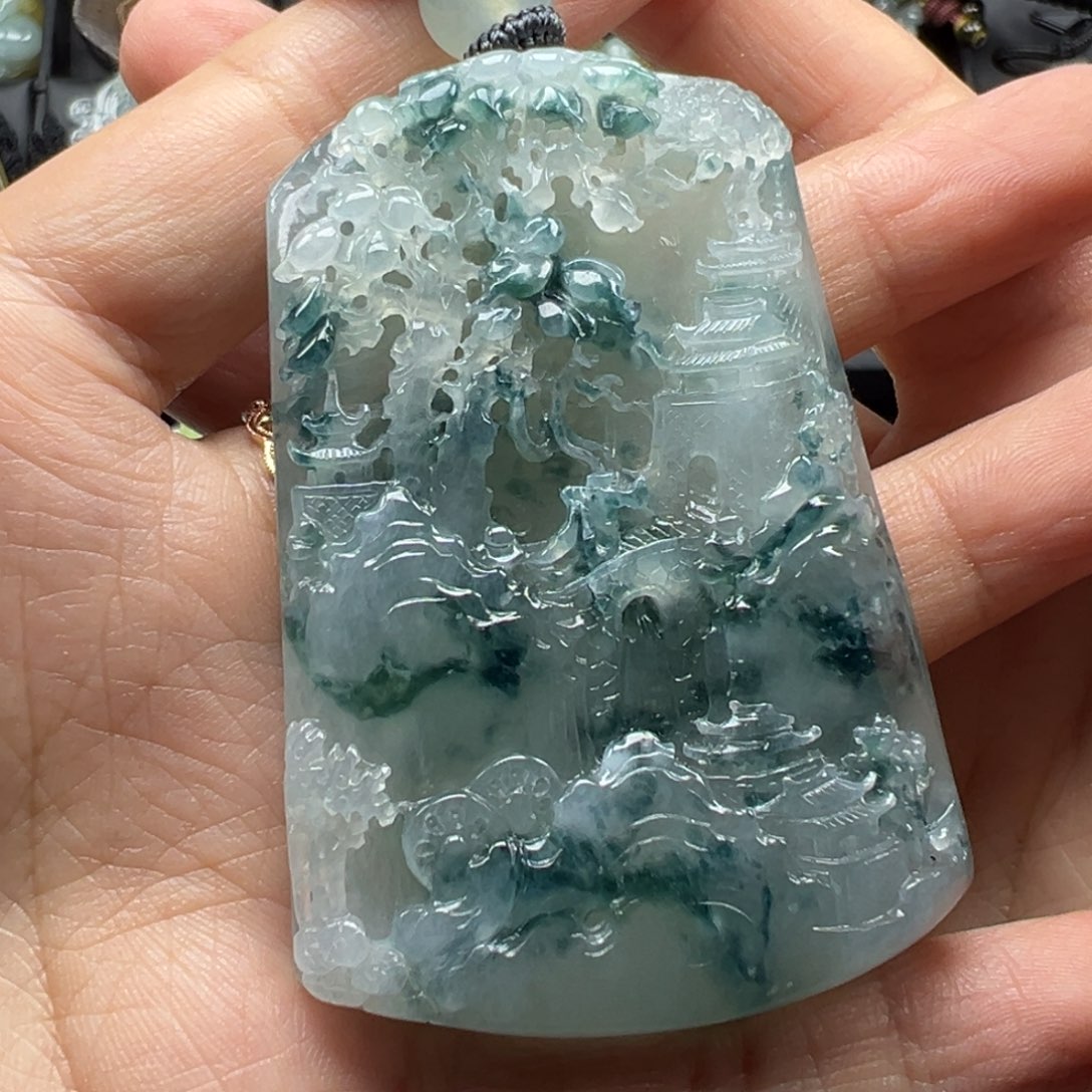 翡翠未镶嵌颈饰山水