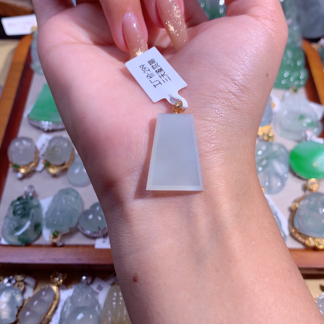 翡翠吊坠(不含链)18K金镶嵌