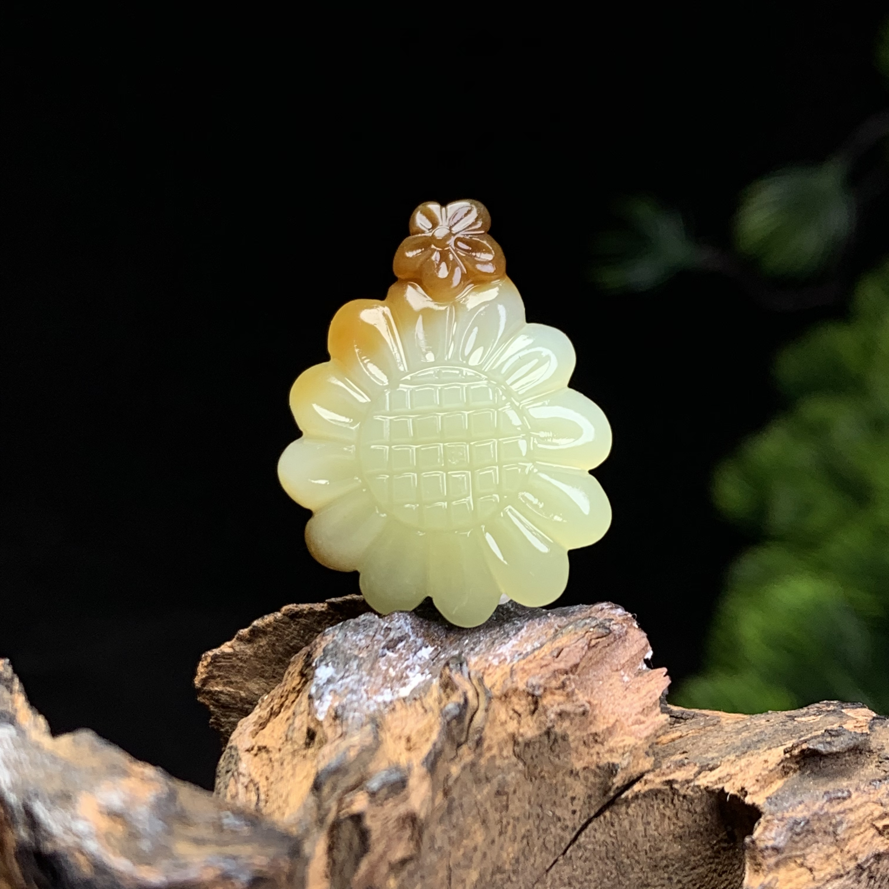 天然新疆和田玉糖玉俏色巧雕花开富贵吊坠尺寸32×25×6重量6克