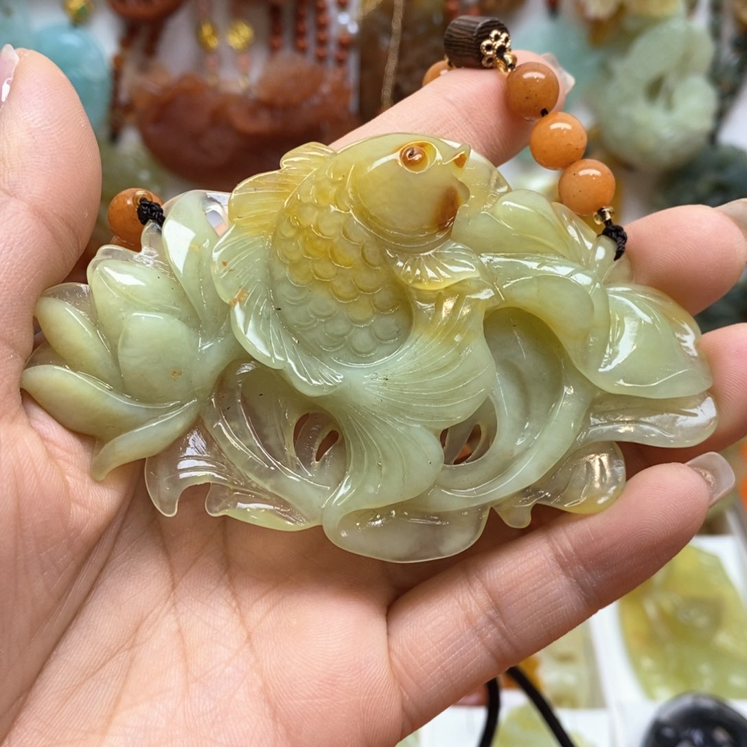蛇纹石玉颈饰未镶嵌