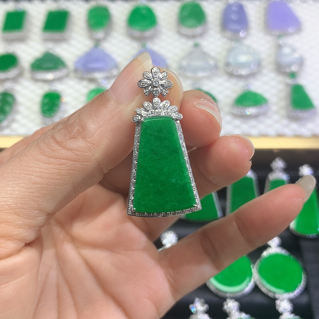 颈饰18K金镶嵌翡翠吊坠