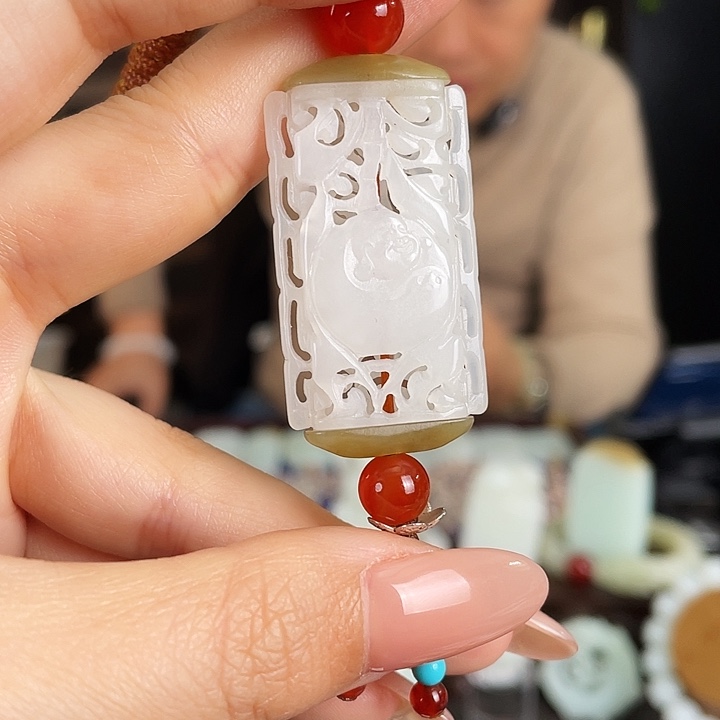 朱***师和田玉未镶嵌颈饰