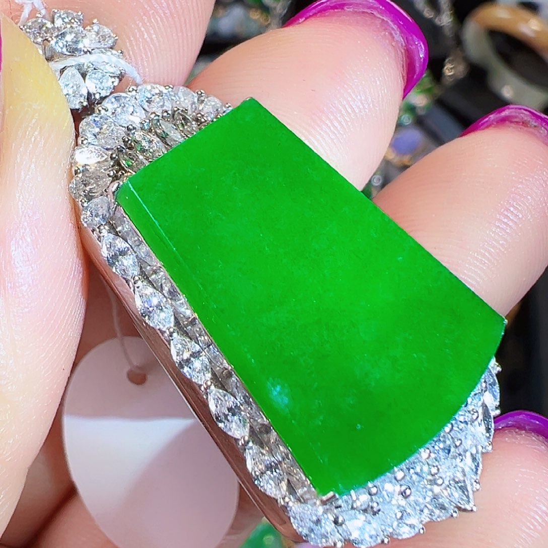 翡翠颈饰18K金镶嵌签收后24小时鉴赏期