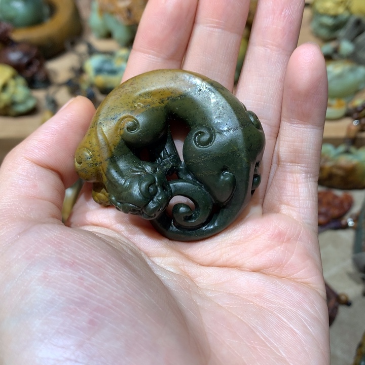 未镶嵌岫岩河磨玉（透闪石质玉）挂件熹*