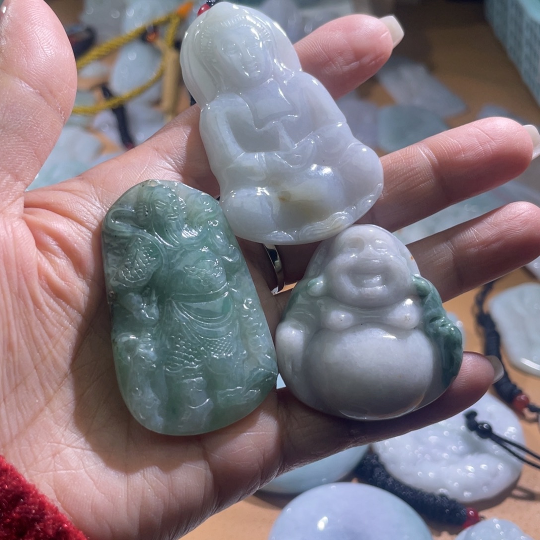 翡翠未镶嵌颈饰翡翠三个，微瑕