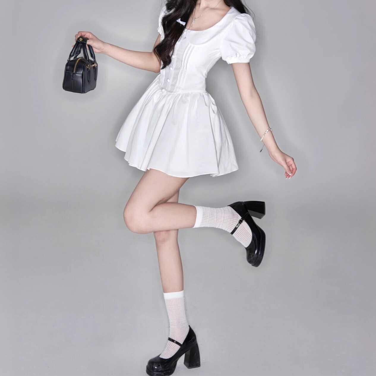 青梅果 清纯少女甜美白色法式温柔淑女娃娃领收腰连衣裙