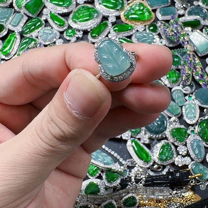 翡翠颈饰未镶嵌天然A货翡翠放漏