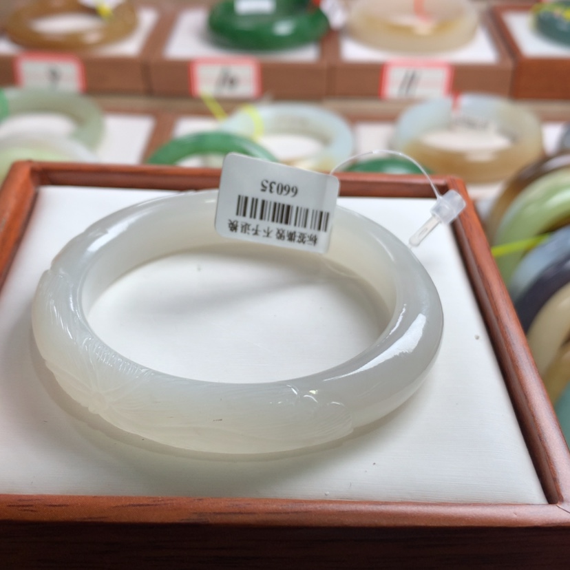 【闪购商品】和田玉手镯未镶嵌52