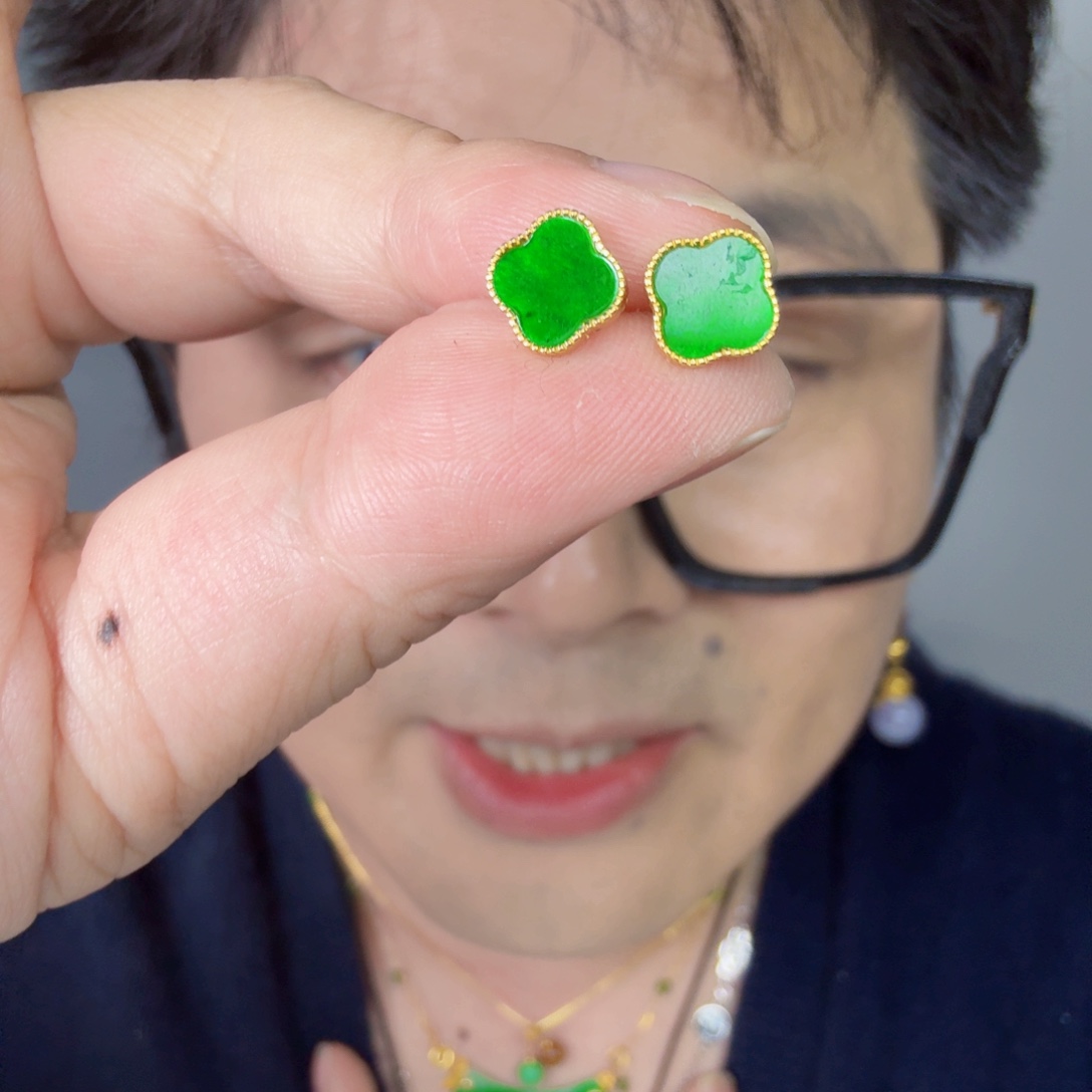 翡翠未镶嵌颈饰一对