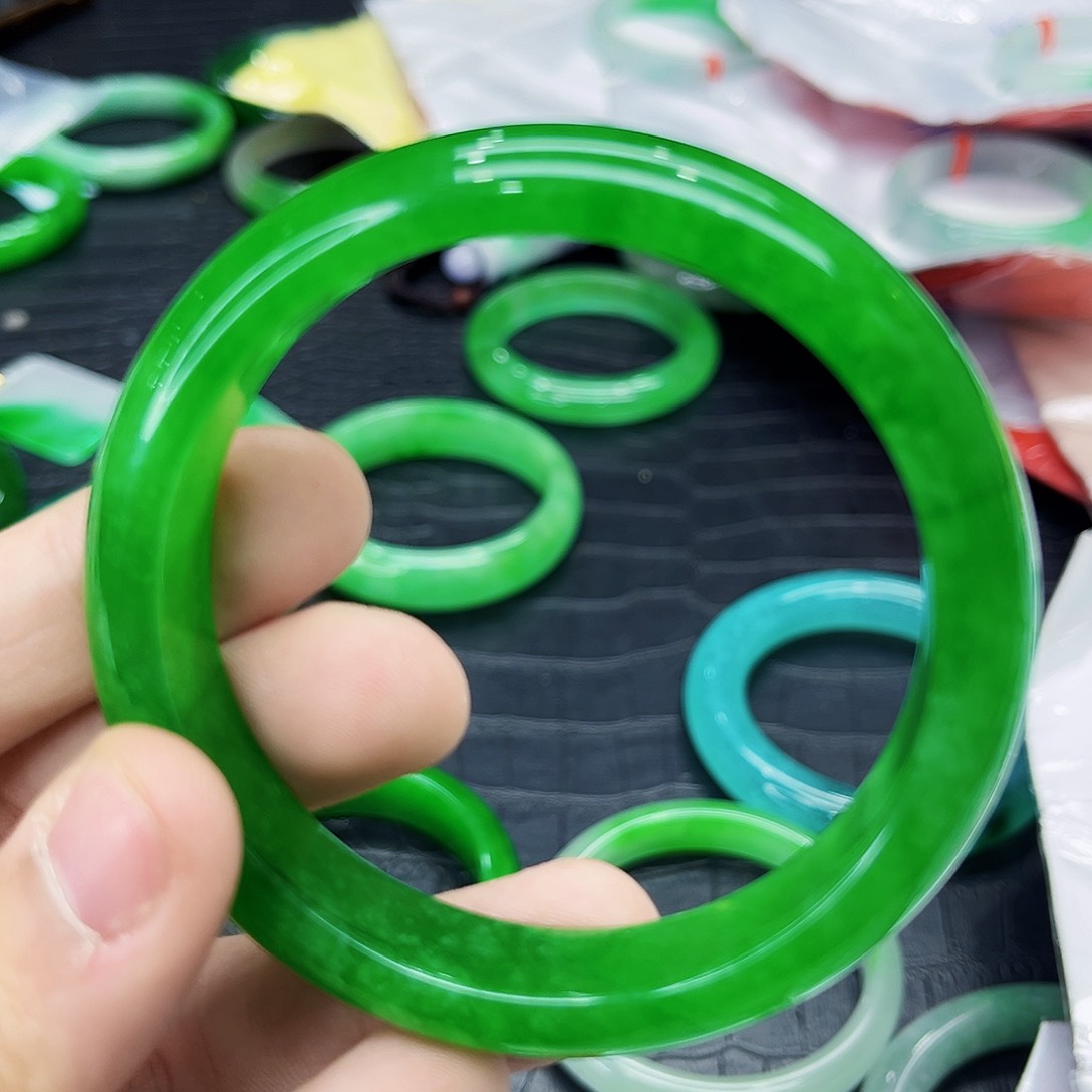 翡翠手镯未镶嵌多样性