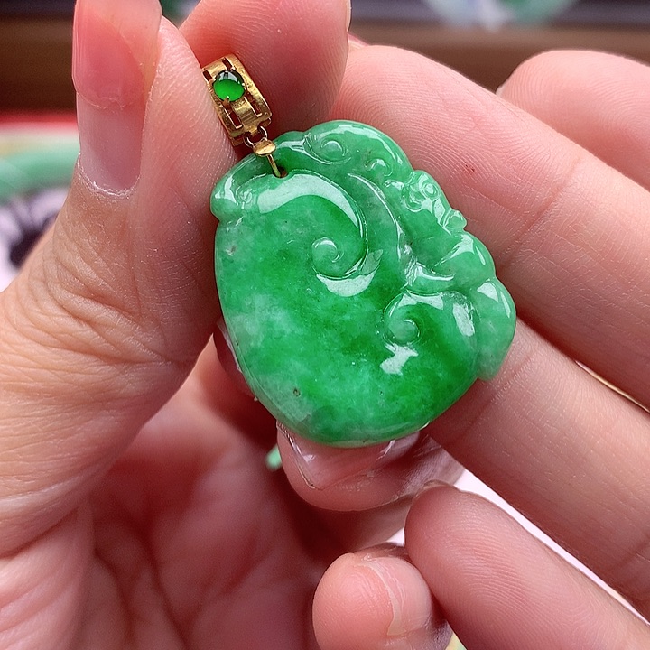 翡翠颈饰18K金镶嵌翡翠