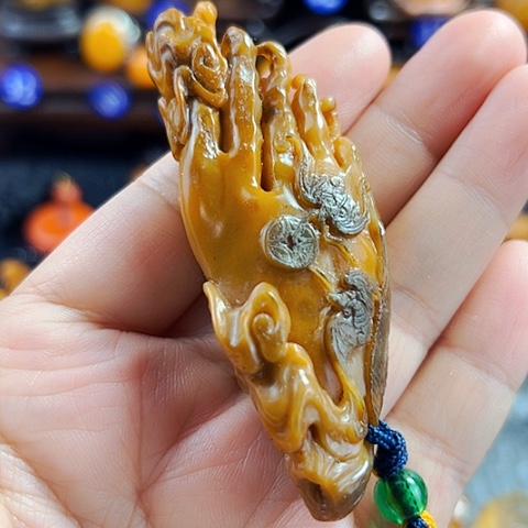 田黄石用****9乌鸦皮田黄石手把件