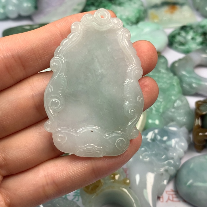 翡翠未镶嵌颈饰春**风