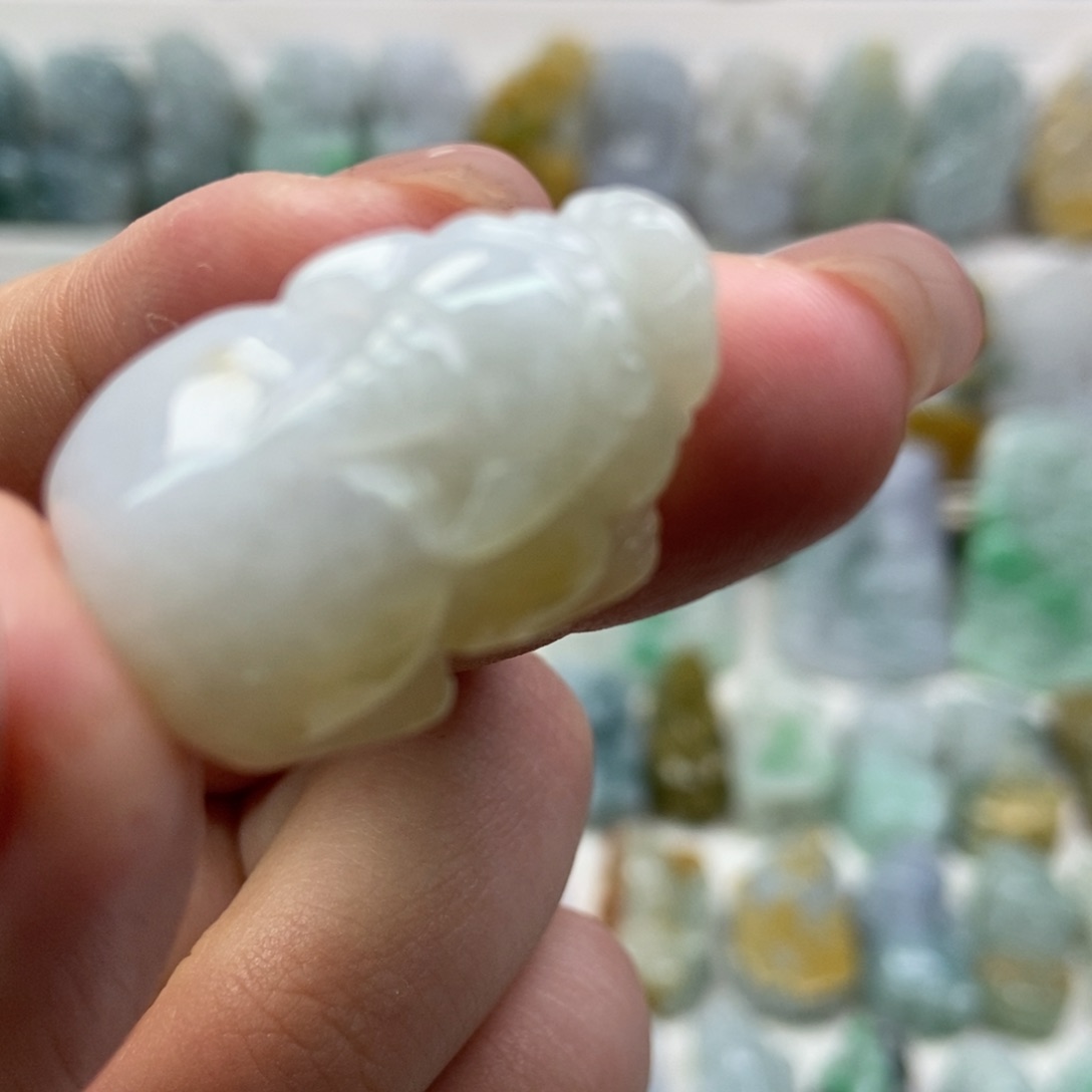 翡翠吊坠(赠链)未镶嵌