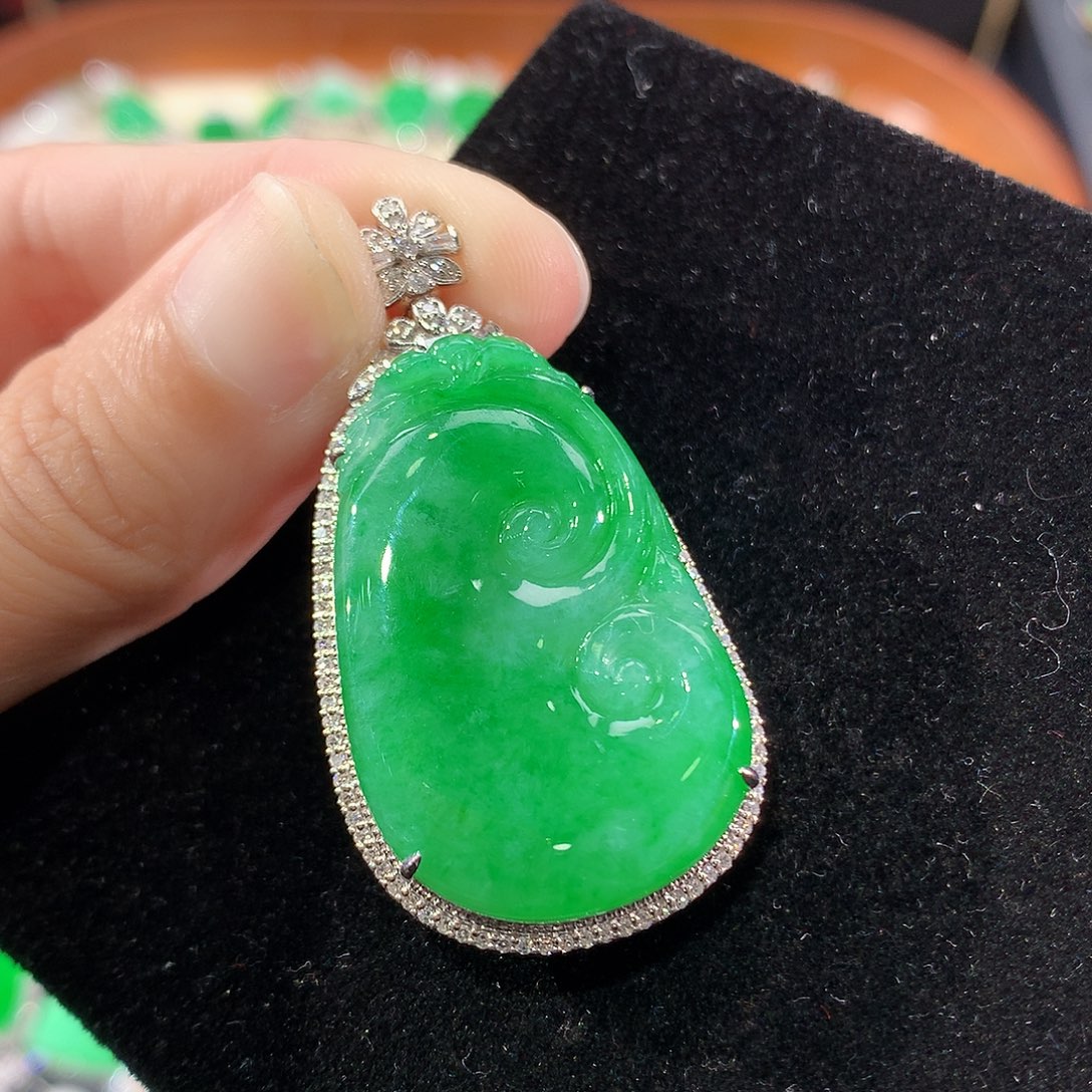 翡翠18K金镶嵌颈饰