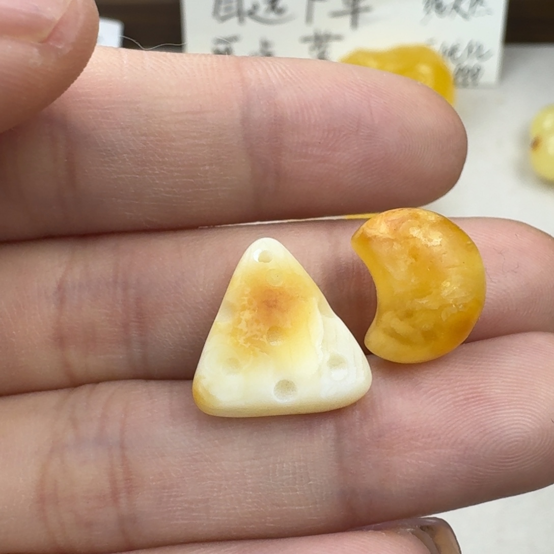 蜜蜡未镶嵌珠宝奇石全品两个