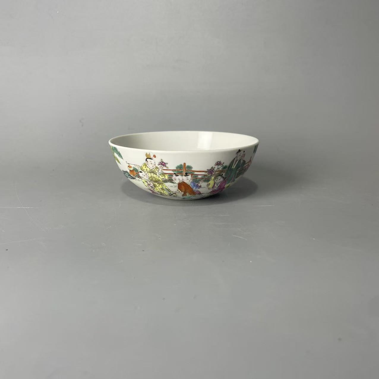 粉彩婴戏图卧足碗