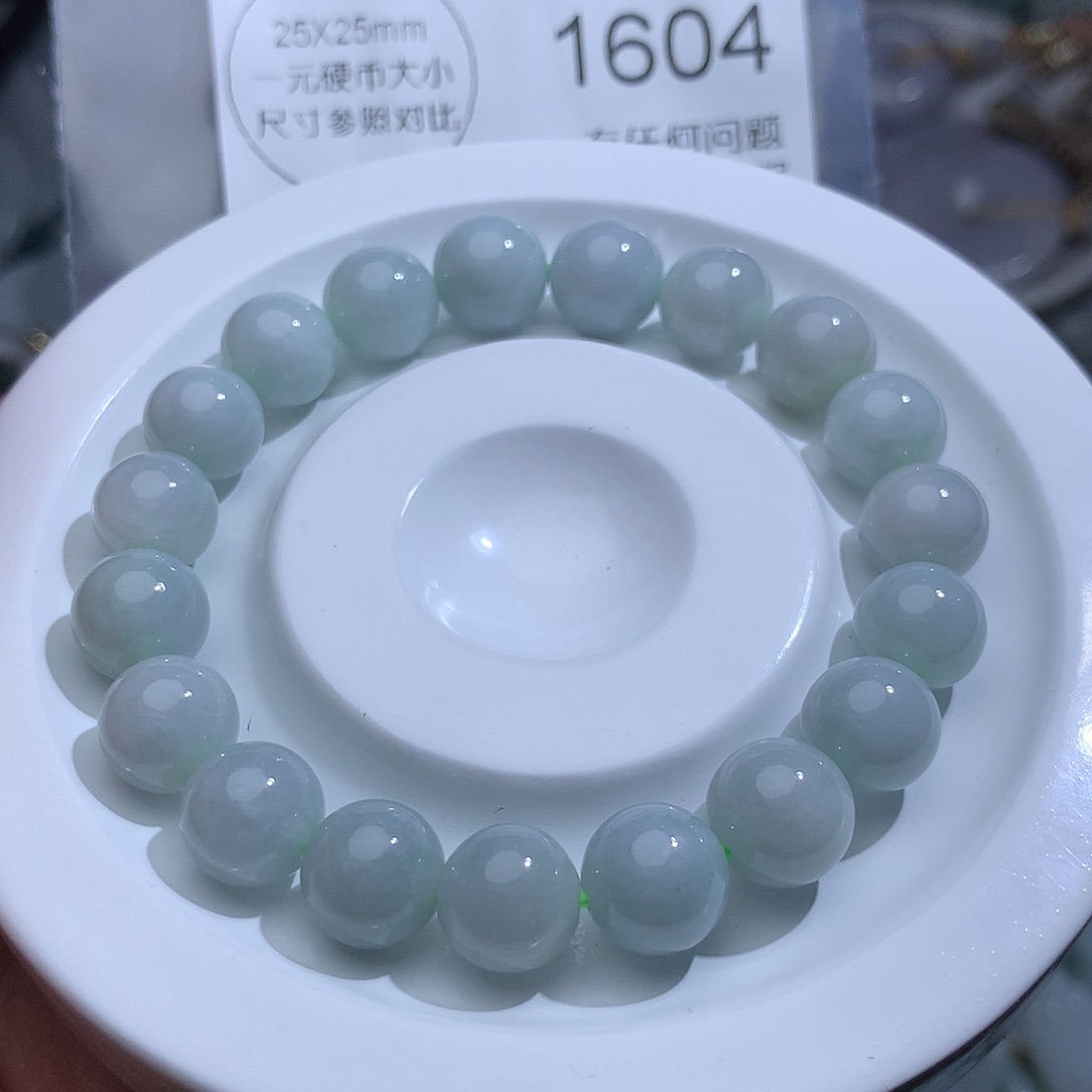 翡翠未镶嵌颈饰1604。