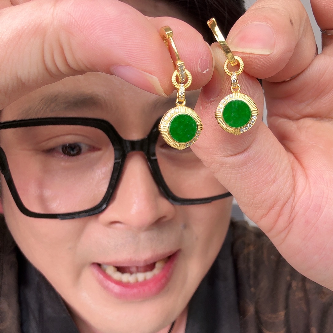 翡翠未镶嵌颈饰一对