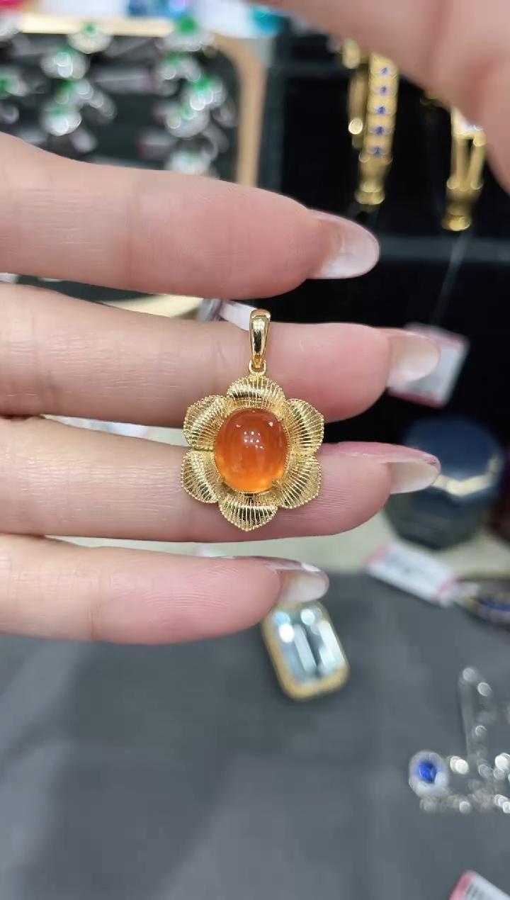 18K金镶嵌芬达石吊坠花朵