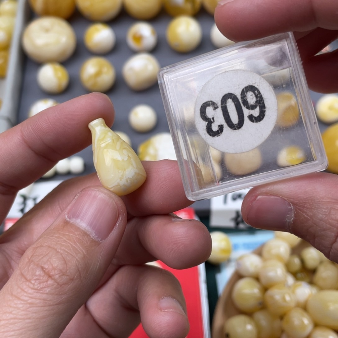 蜜蜡珠宝奇石未镶嵌