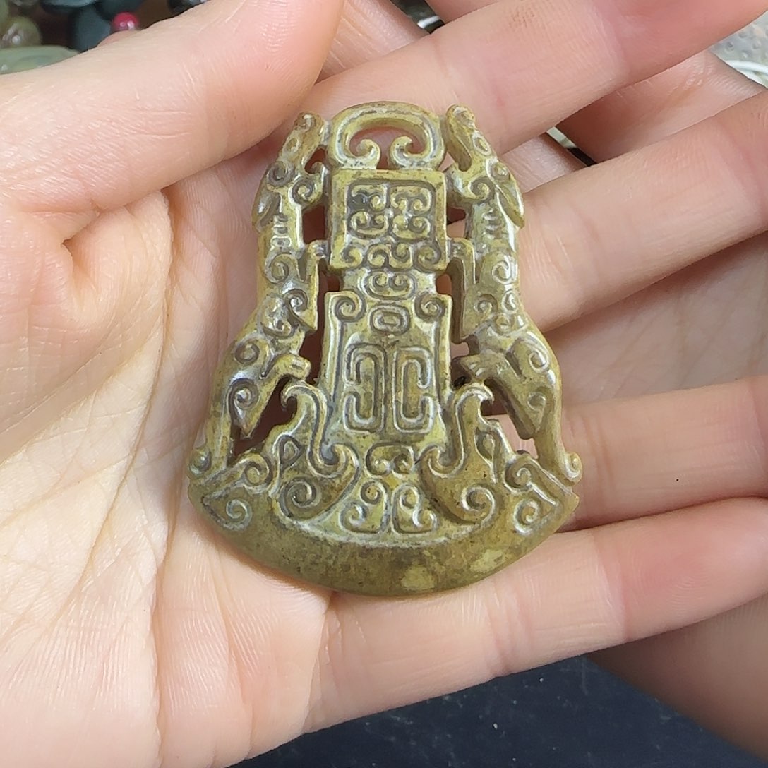 透闪石质玉挂件未镶嵌