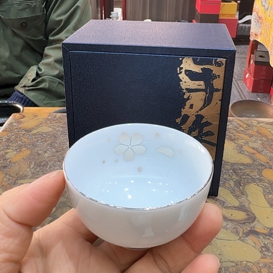 骨瓷杯一个，瓷。。。品茗