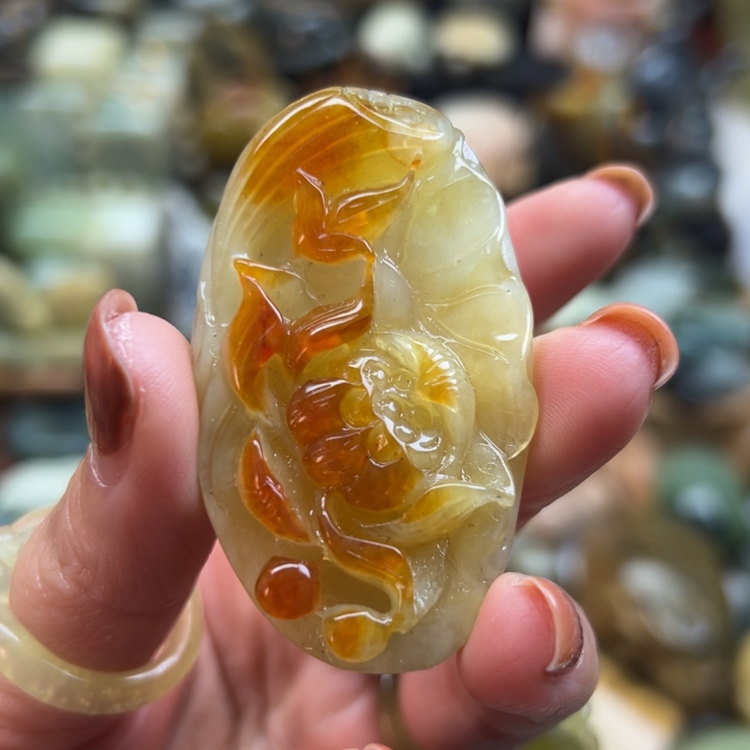 岫玉未镶嵌颈饰花玉俏色花