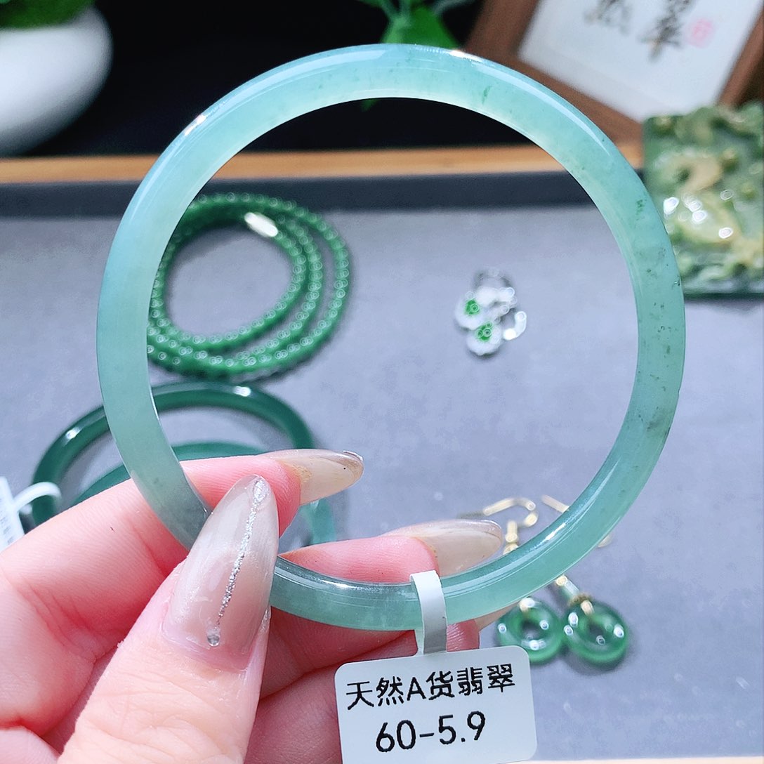 翡翠手镯（圆镯）未镶嵌