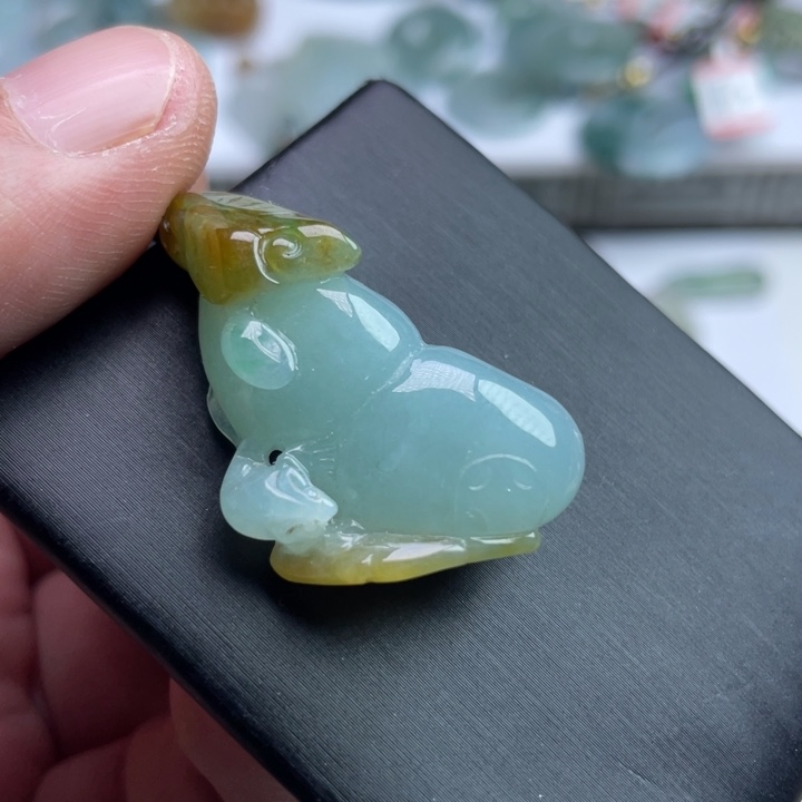 吉***乐翡翠未镶嵌颈饰挂件