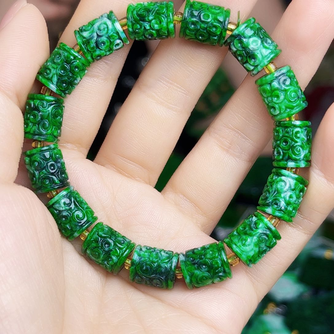 翡翠未镶嵌颈饰多样性