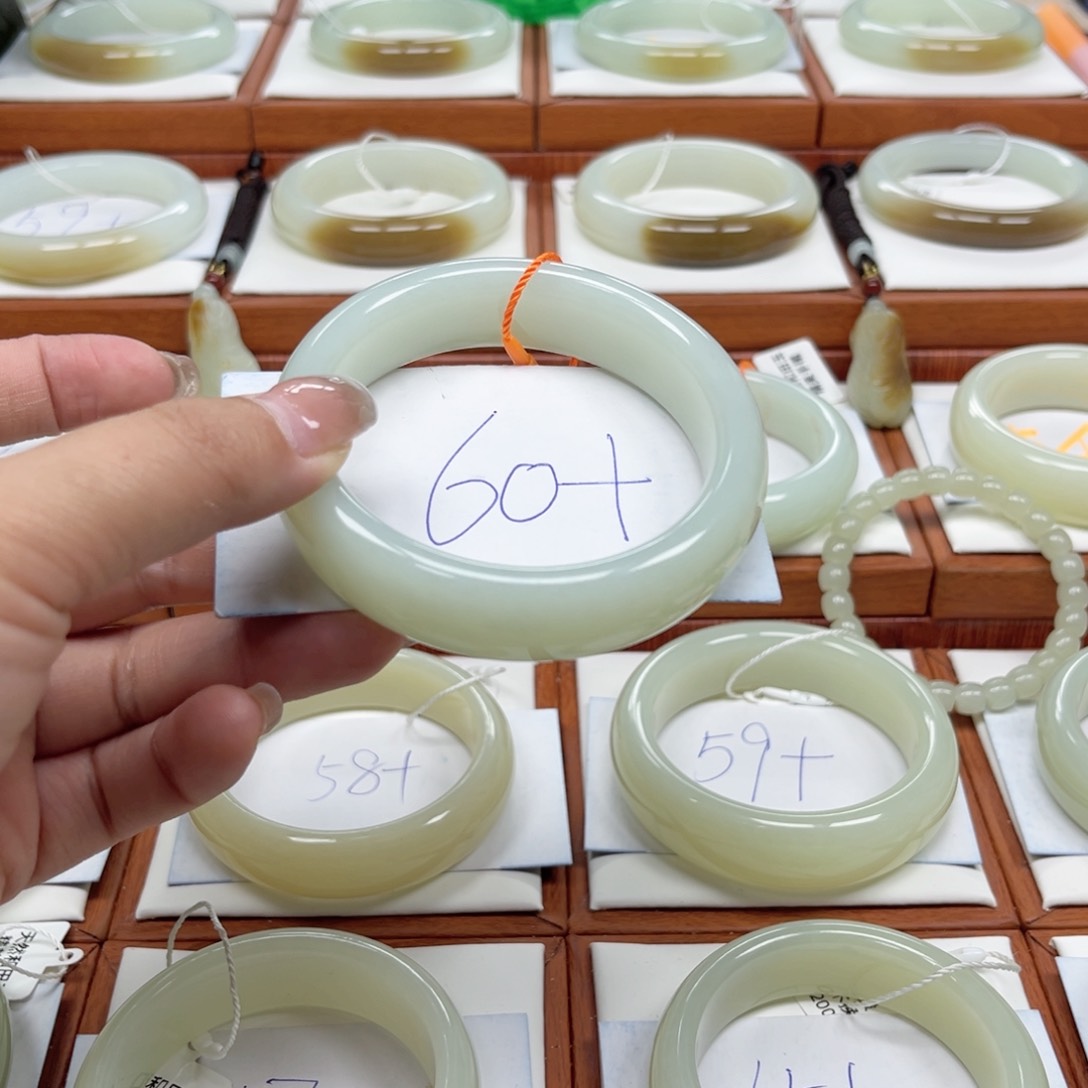 未镶嵌手镯和田玉（糖玉）