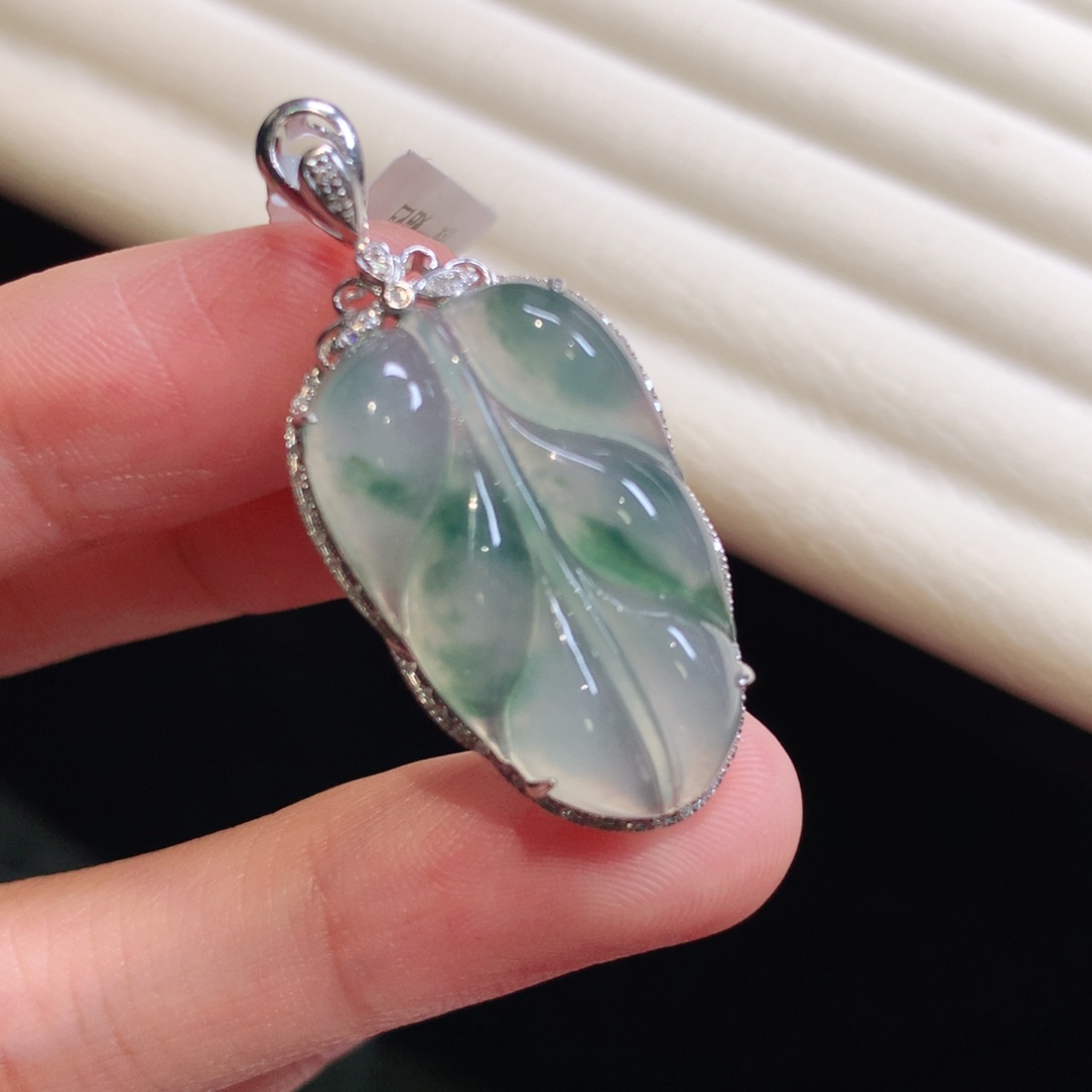 翡翠颈饰18K金镶嵌叶子