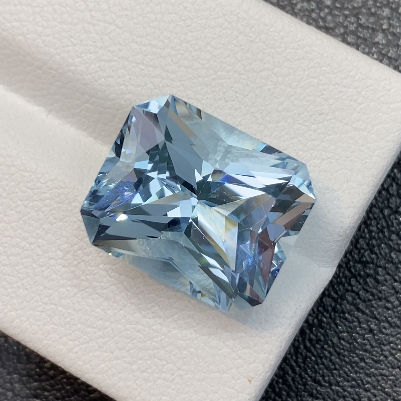 25L048 圣玛利亚海蓝宝（Vibrant-Billiance） 10.79克拉