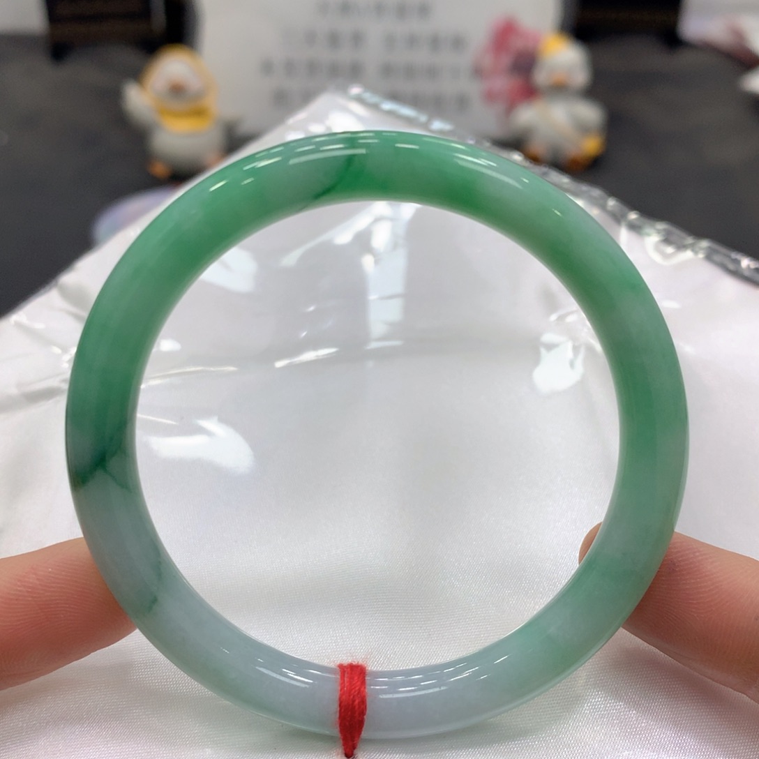 翡翠手镯未镶嵌翡翠