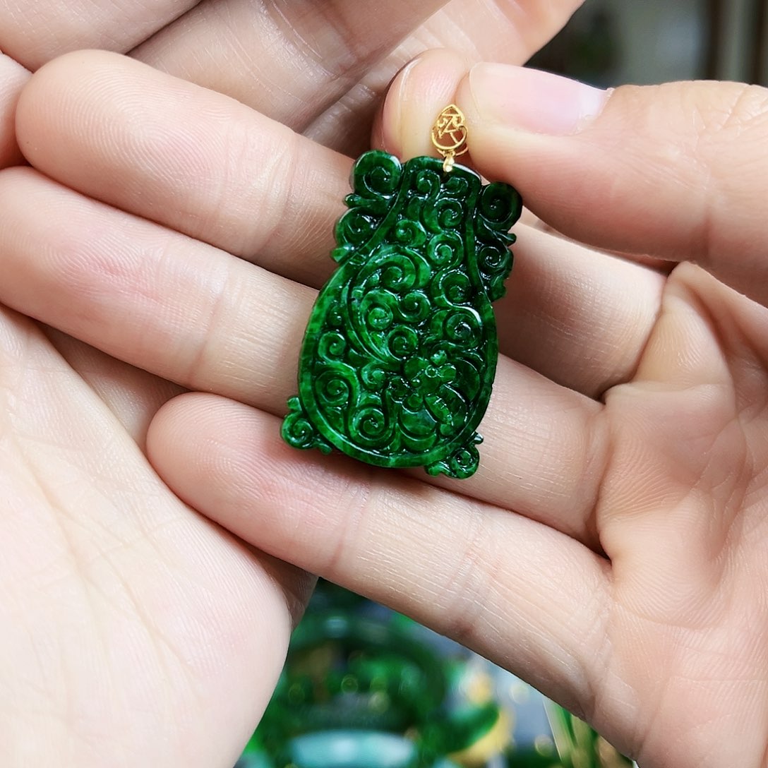 翡翠颈饰18K金镶嵌吊坠