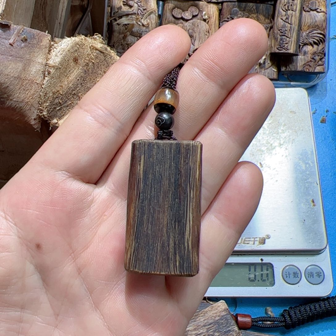 沉香吊坠紫棋素牌5.2克