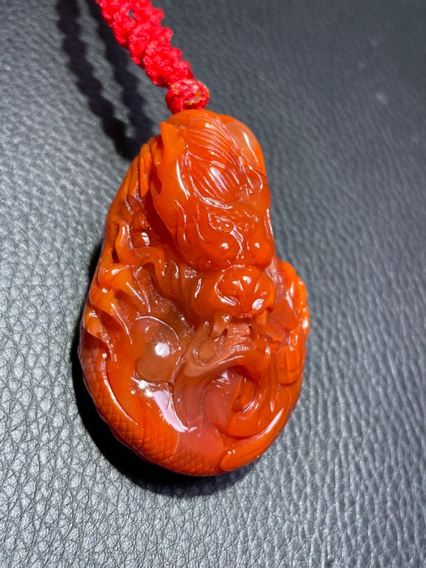 南红火焰纹精雕龙把件